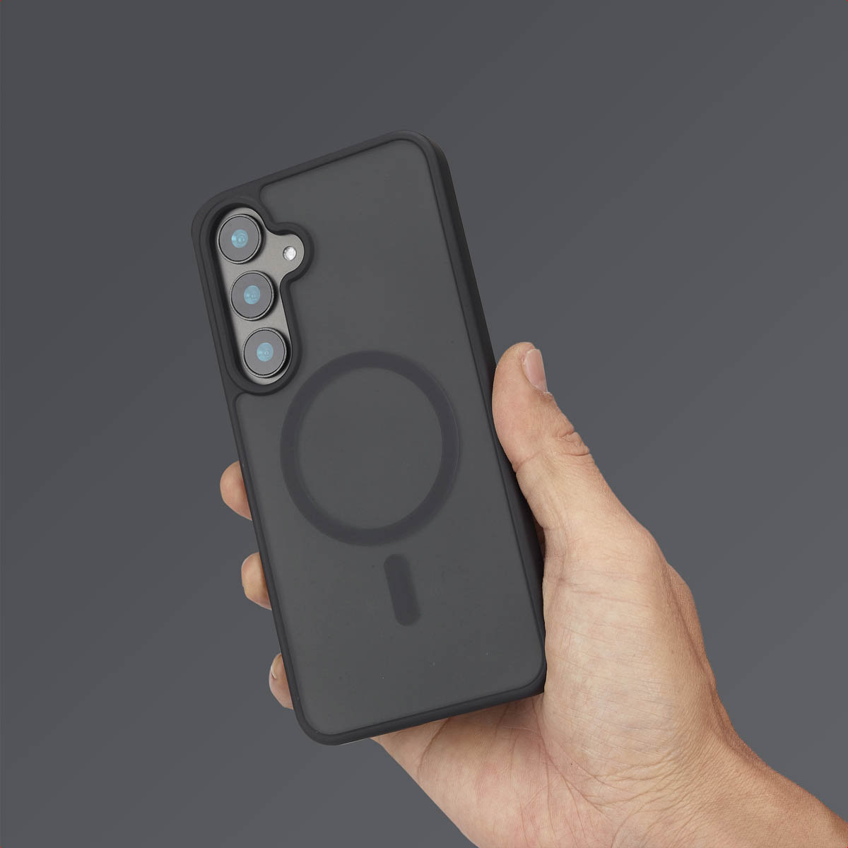 Een persoon houdt een zwarte telefoonhoes vast. De hoes heeft een uitsparing voor de camera.
