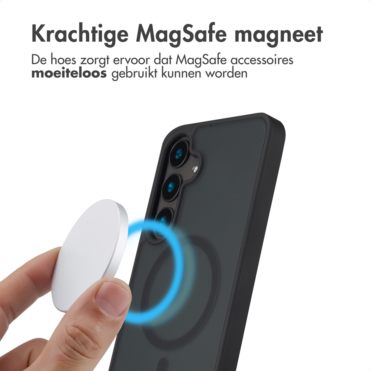 Hand houdt een witte MagSafe oplader in de buurt van een zwarte telefoonhoes. Een blauwe gloed is zichtbaar.