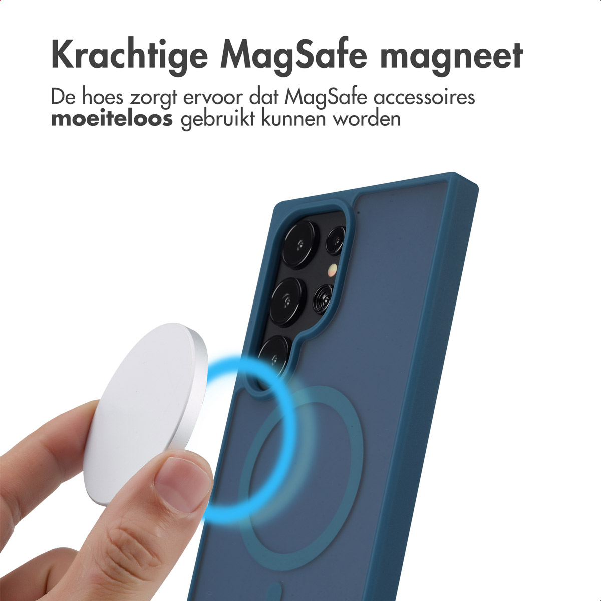 Hand die een witte MagSafe-accessoire vasthoudt in de buurt van een blauw telefoonhoesje. Telefoonhoesje heeft een blauwe cirkel.