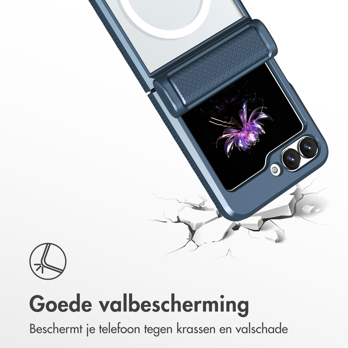 Een telefoonhoesje met een telefoon erin. De hoes ligt op een wit oppervlak met scheuren.