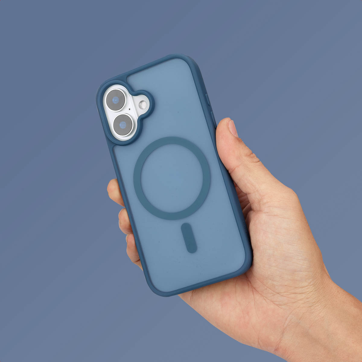 Hand houdt een blauwe telefoon vast met een blauwe hoes. Een heldere cirkel is zichtbaar op de achterkant.