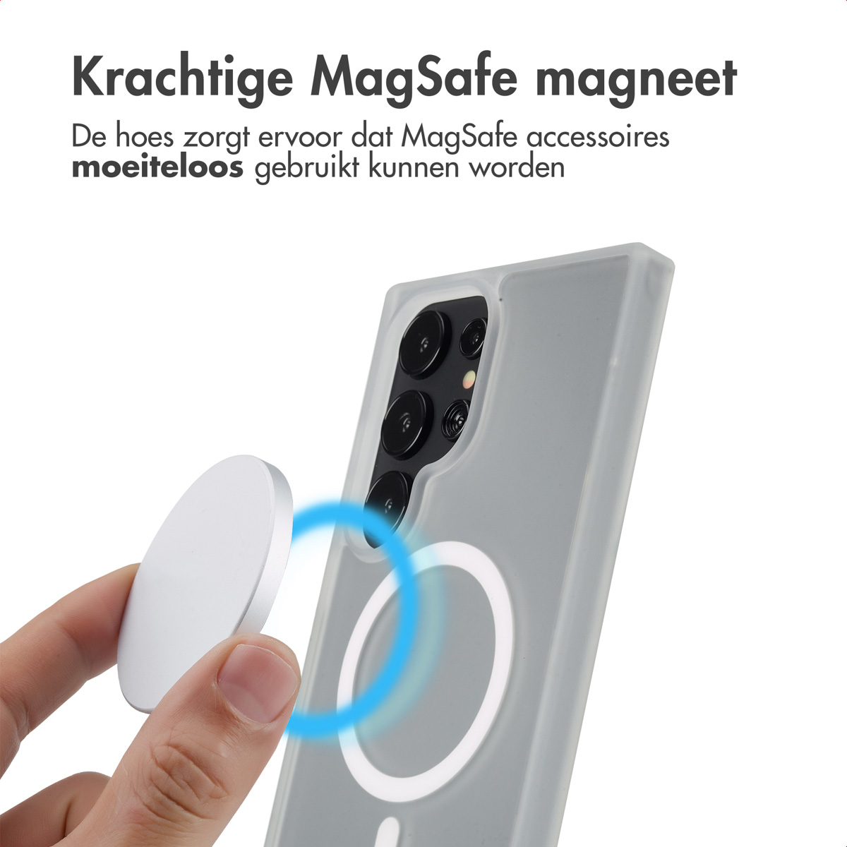 Une main plaçant un chargeur MagSafe sur une coque de téléphone grise.