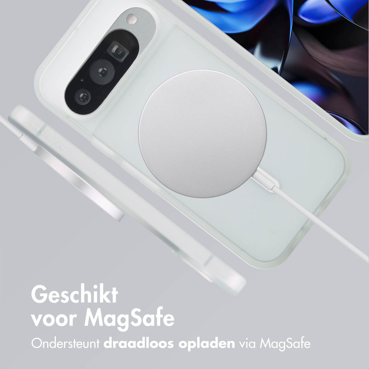 Witte telefoonhoes en oplader met witte kabel. De telefoon ligt.