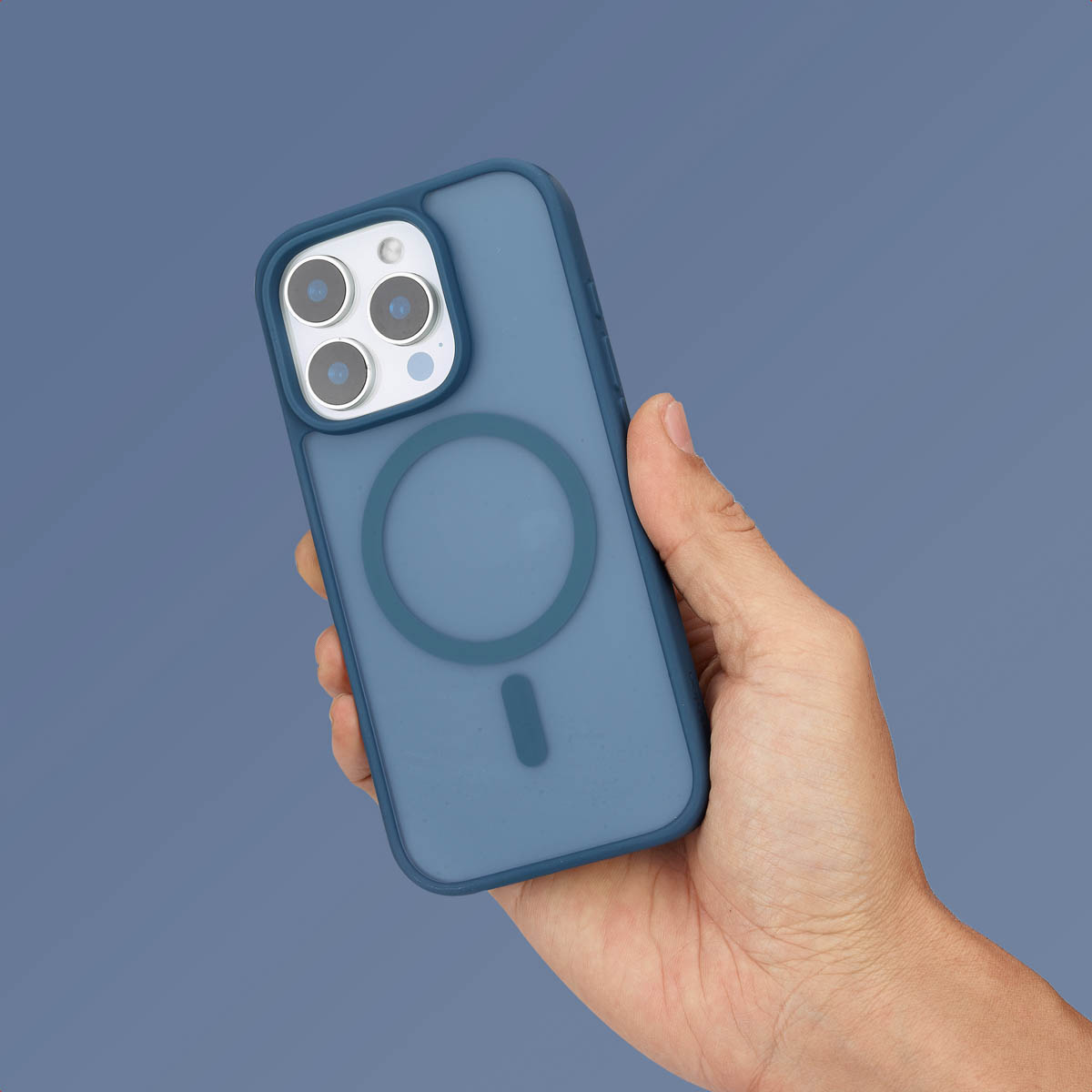 Een hand die een blauwe telefoonhoes vasthoudt. De telefoon zit in de hoes en heeft een blauwe cirkel.