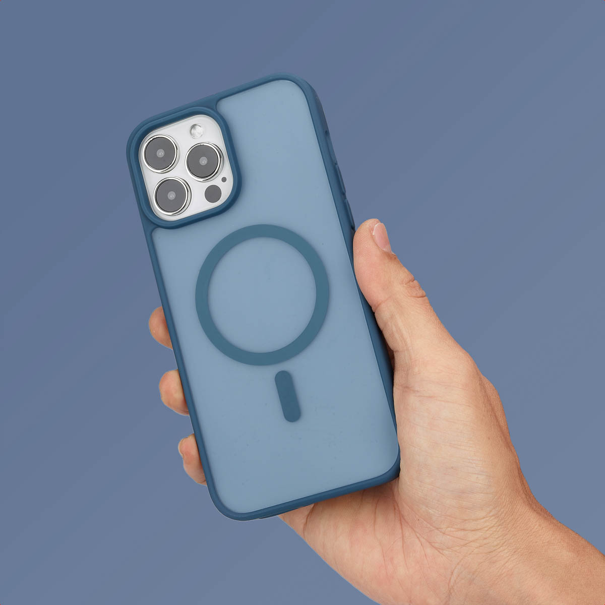 Hand die een blauwe telefoonhoes vasthoudt met een donkerblauwe omtrek en een witte cirkel.