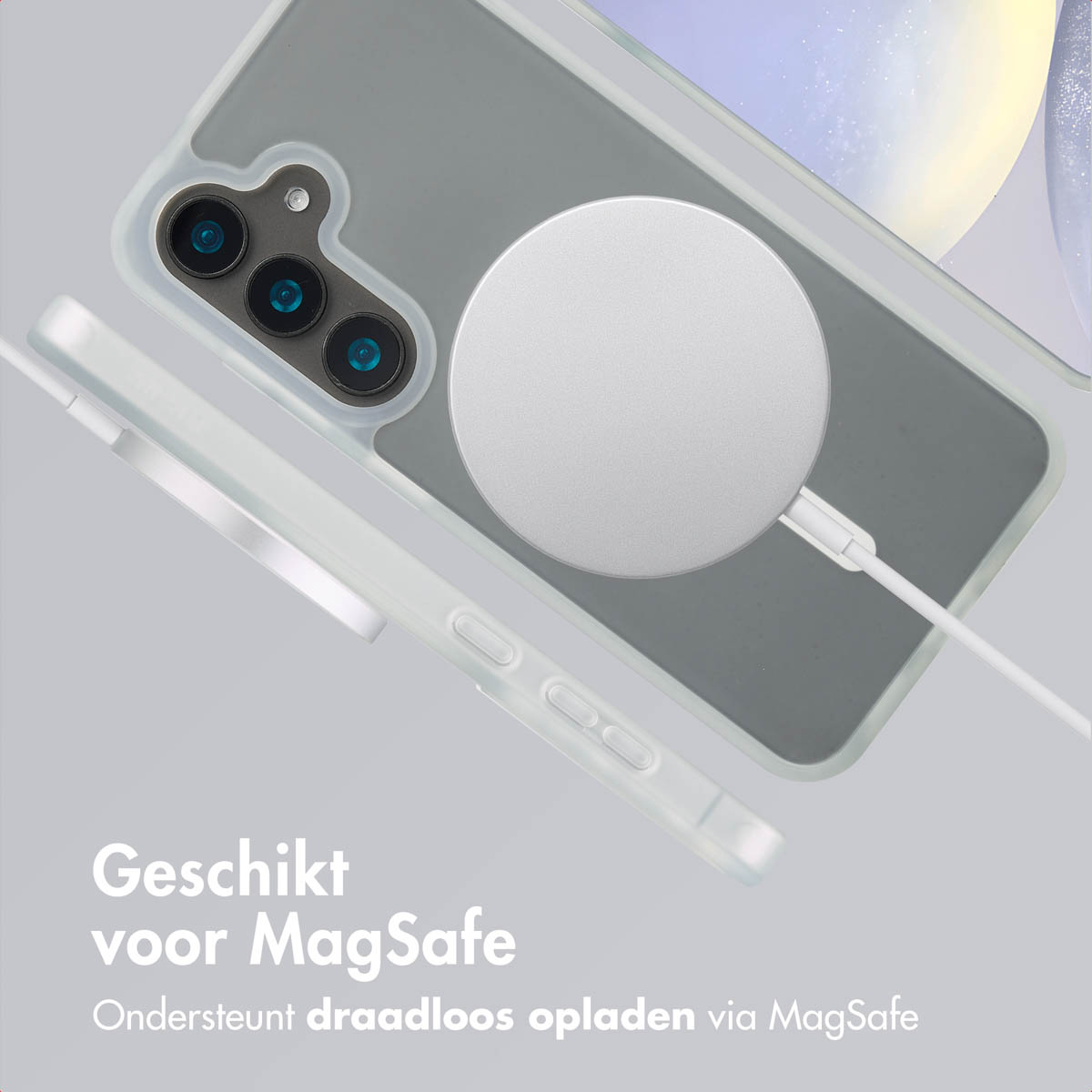 Een transparante telefoonhoes met een telefoon en een witte MagSafe-oplader.
