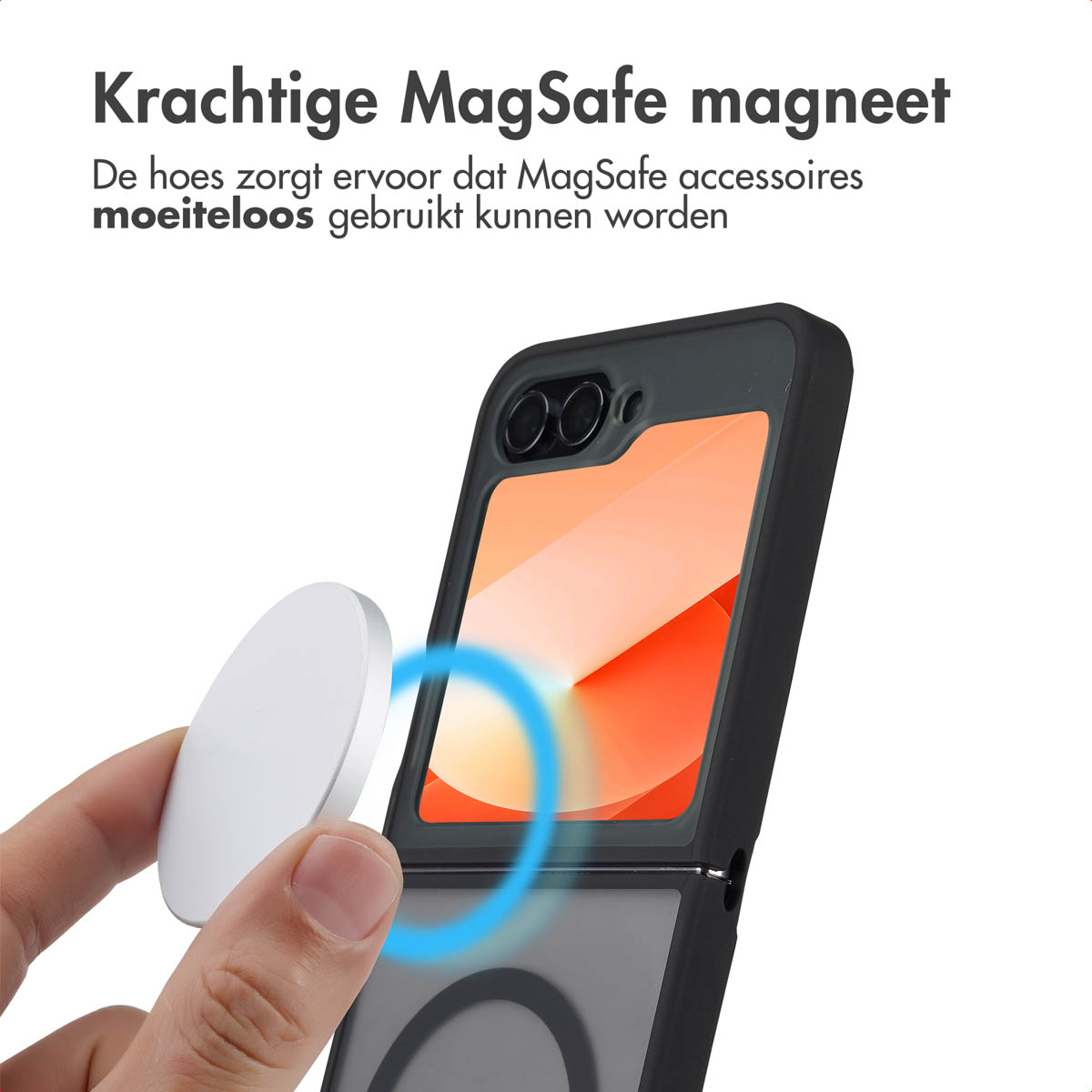 Hand houdt wit accessoire vast bij zwarte telefoonhoes met MagSafe-ring. Tekst: Sterke MagSafe-magneet.