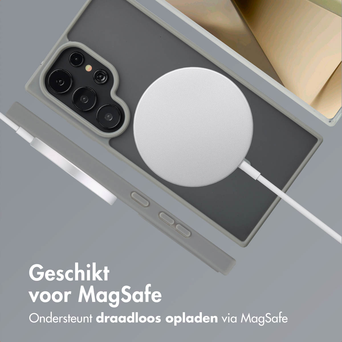 Grijze telefoonhoes met een witte MagSafe oplaadkabel. Telefoon is grijs. Achtergrond is grijs.