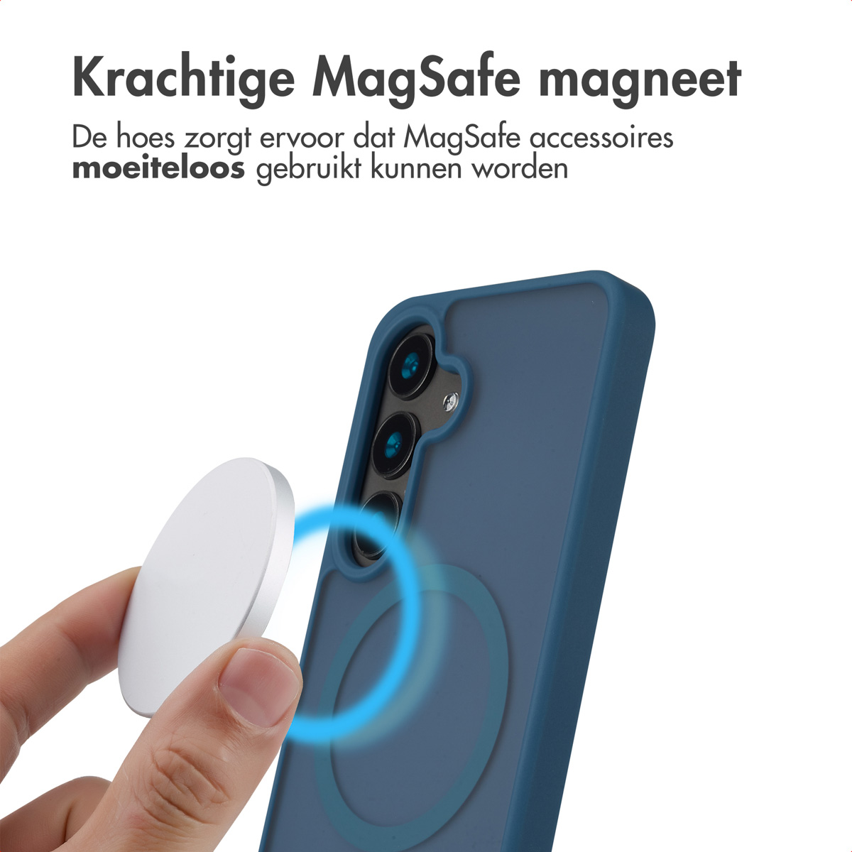 Hand die een witte MagSafe-oplader vasthoudt bij een blauwe telefoonhoes. De telefoon heeft 3 camera's.