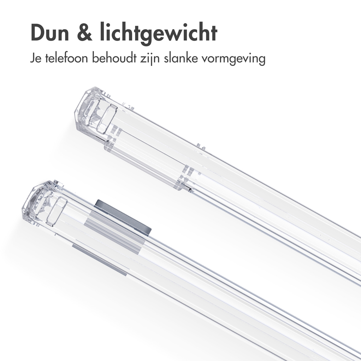 Twee transparante telefoonhoesjes. De telefoonhoesjes staan op een witte achtergrond.