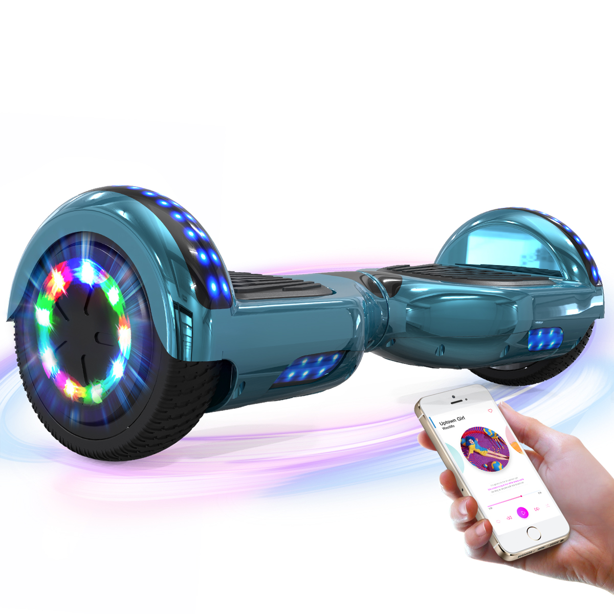 Niebieska deskorolka elektryczna z kolorowymi światłami LED na kołach. Ręka trzyma telefon z aplikacją muzyczną.