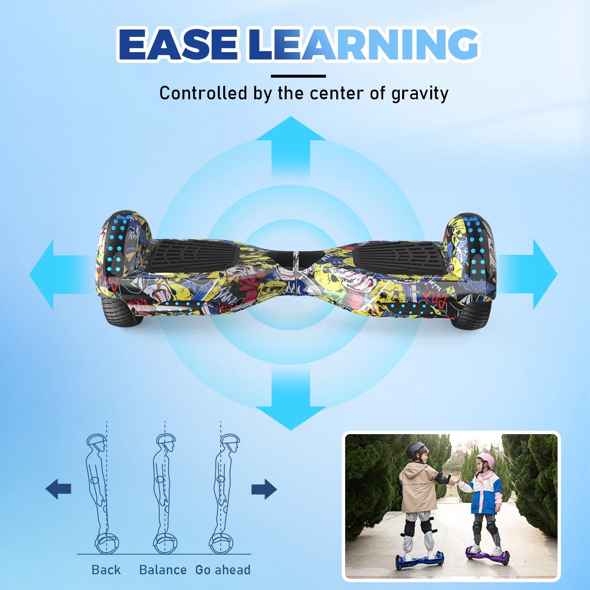 Hoverboard ze strzałkami i dwójką dzieci na nim jeżdżących.