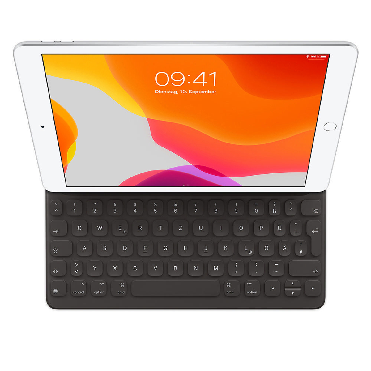Tablet su una tastiera, schermo bianco che mostra l'ora. Sfondo bianco.