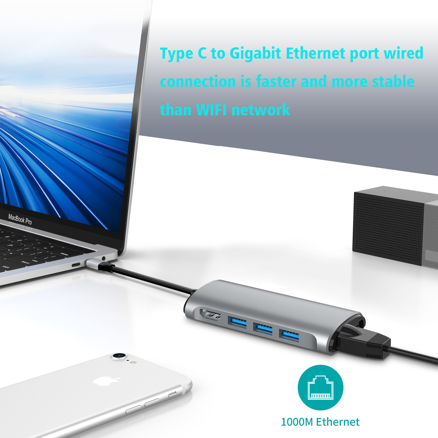 Een zilveren hub met een laptop en telefoon aangesloten. Tekst vermeldt Type C naar Gigabit Ethernet-verbinding.