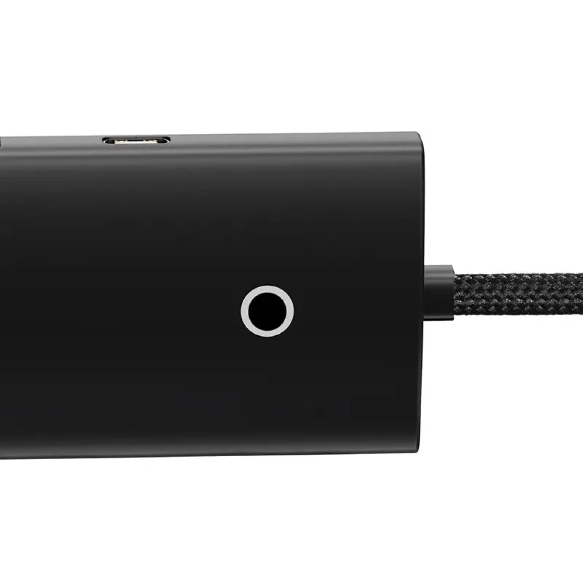 Schwarzer Adapter mit USB-Anschluss, Steckdose und Kabel, Nahaufnahme.