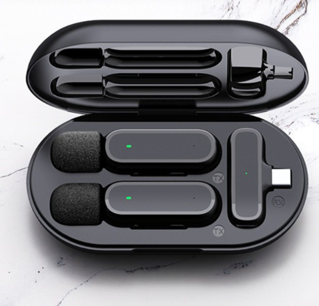 Schwarze drahtlose Mikrofone, Ladekoffer und USB-C-Empfänger.
