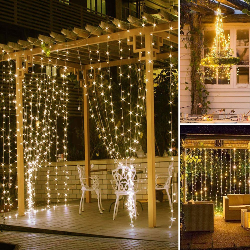 Außenszene, Lichterketten an einer Pergola und einem Baum, gemütliche Atmosphäre.