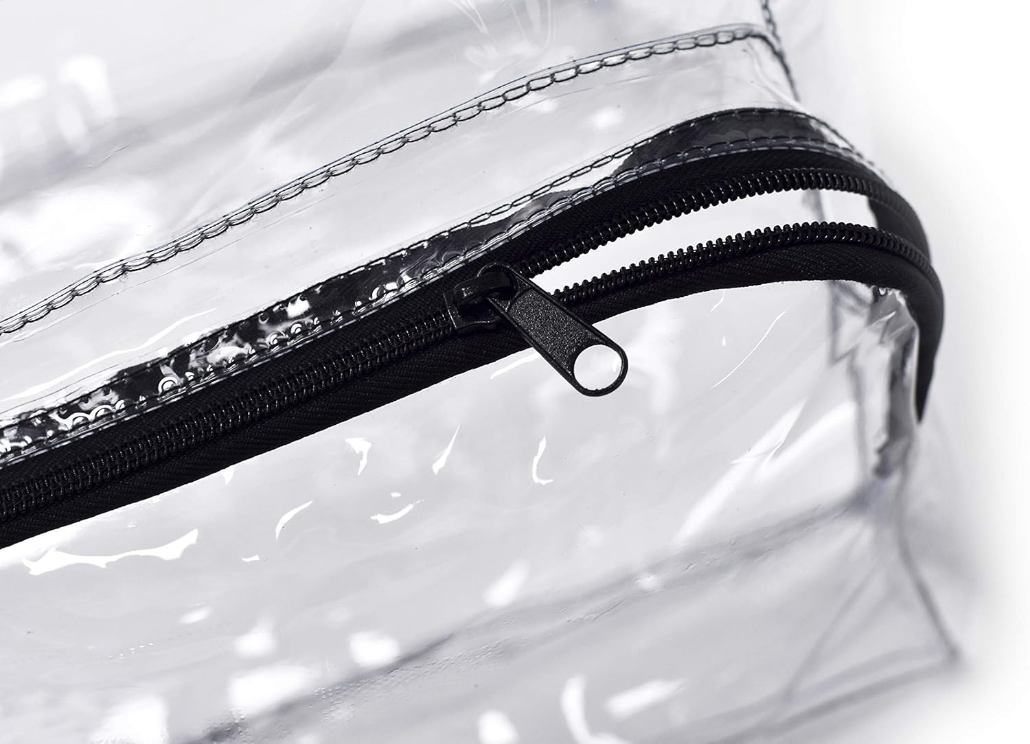 Transparente Plastiktüte mit schwarzem Reißverschluss auf weißem Grund.