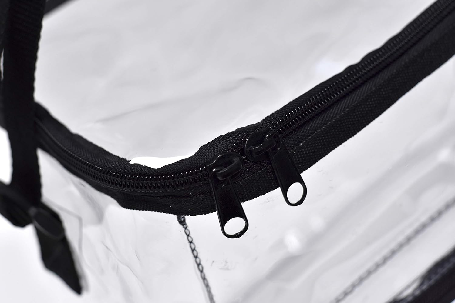 Transparente Tasche mit schwarzem Reißverschluss und weißem Hintergrund, Nahaufnahme.