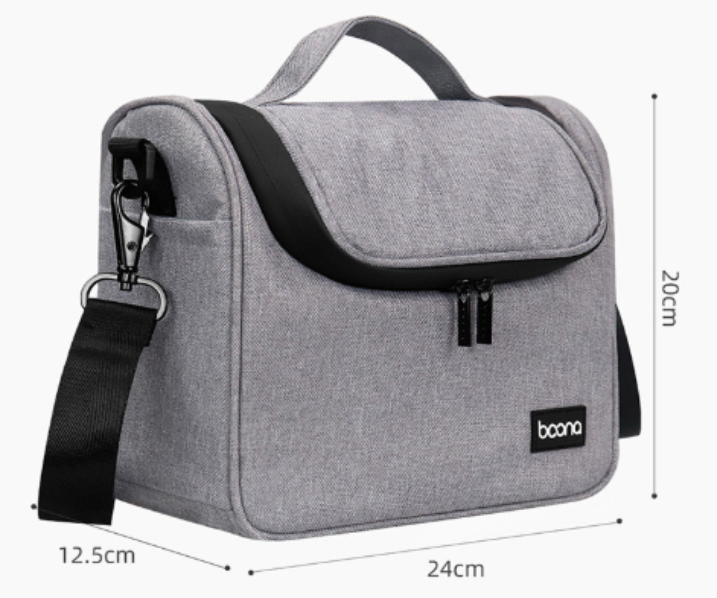 Graue Lunchtasche mit den Maßen: 24 cm x 20 cm x 12,5 cm. Mit Griff und Schultergurt.