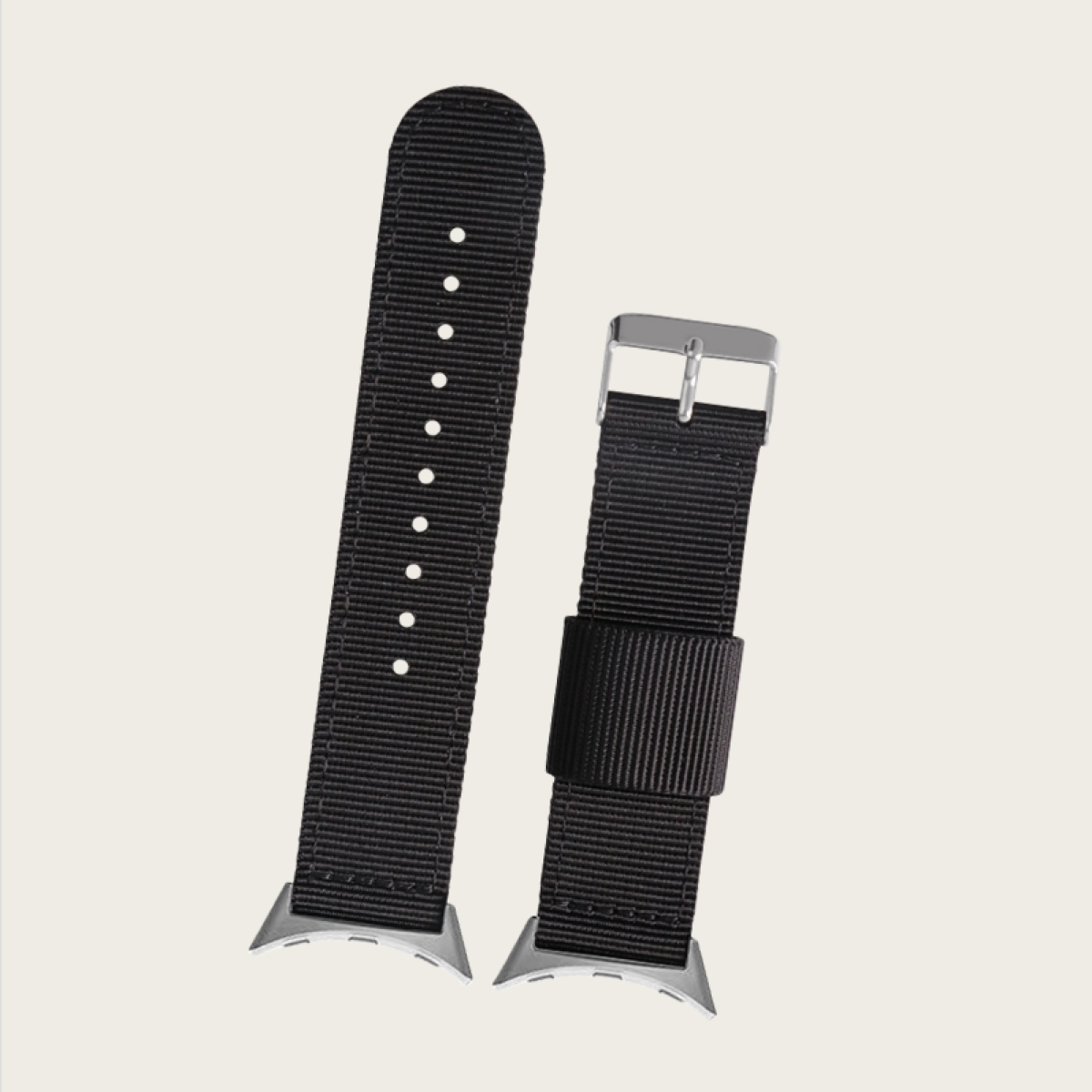 Zwei schwarze Uhrenarmbänder mit silbernen Schnallen. Beide haben eine schwarze Stoffstruktur.