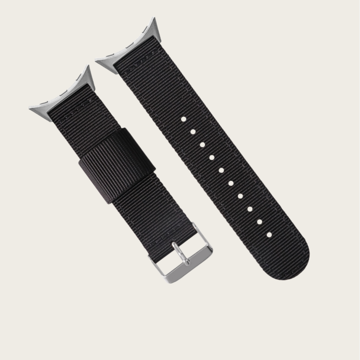 Zwei schwarze Uhrenarmbänder mit silberner Schnalle. Winkelansicht. Heller Hintergrund.