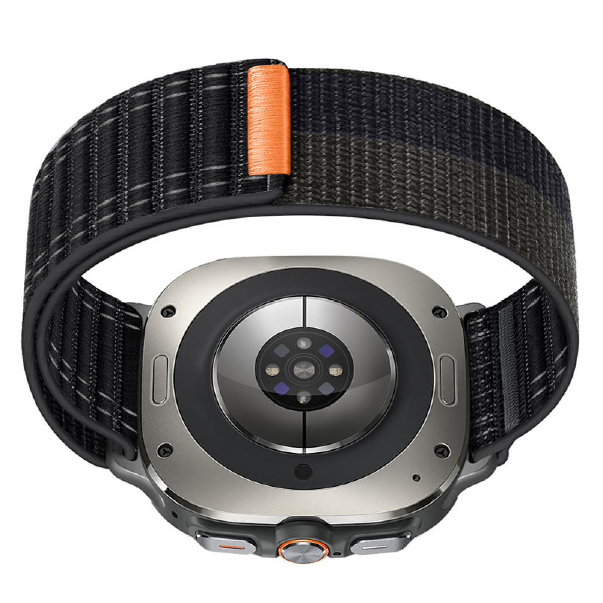 Smartwatch argentato con cinturino nero e verde e chiusura arancione. Il fondo è visibile.