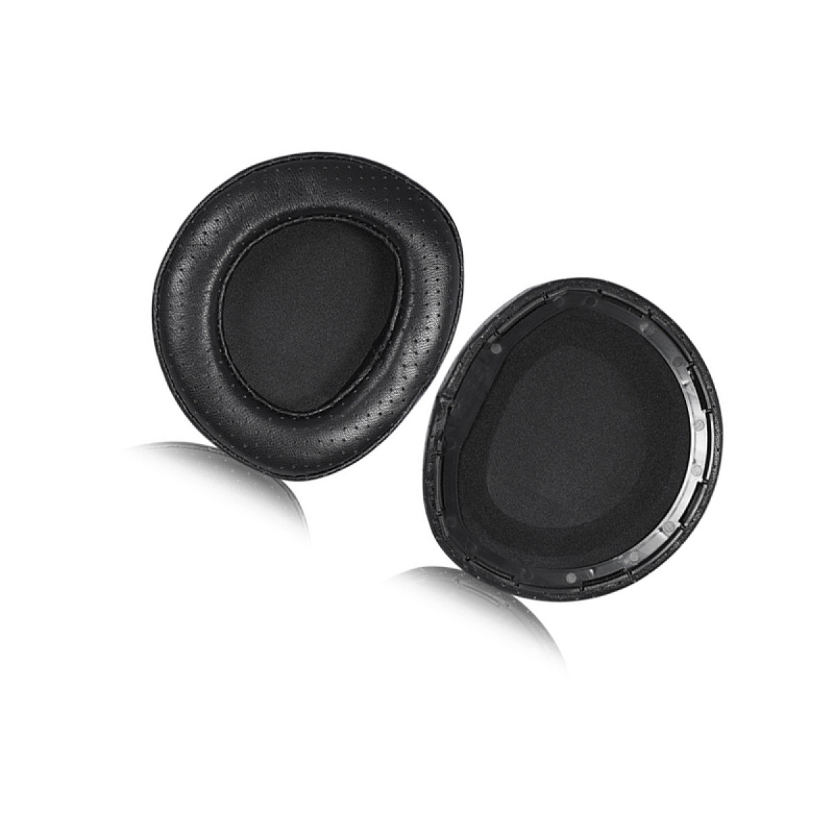Dwie czarne poduszki nauszne do słuchawek wyizolowane na białym tle, z perforowaną skórą i czarnym wnętrzem.