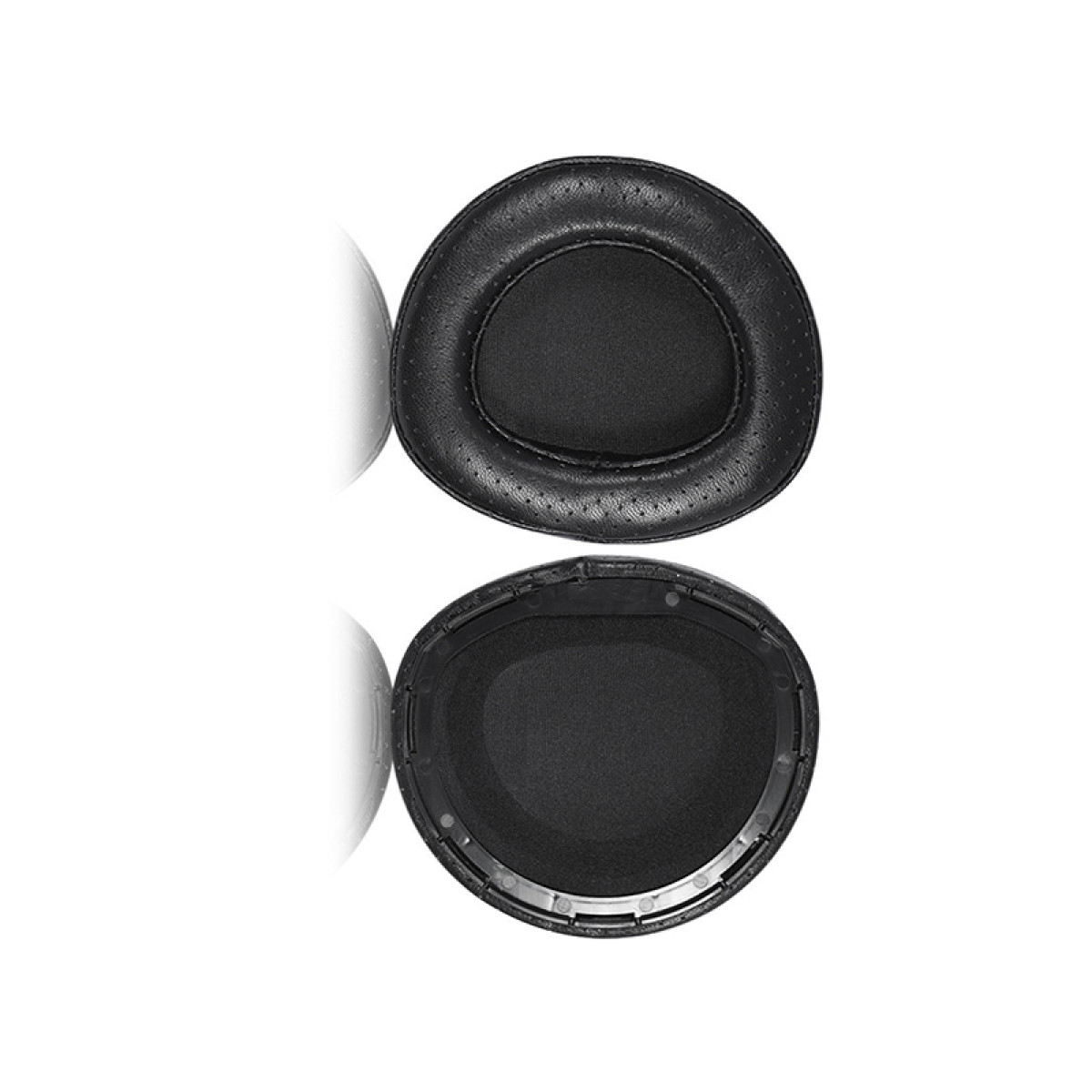 Dwie czarne nausznice do słuchawek, jedna złożona, druga rozłożona. Białe tło.