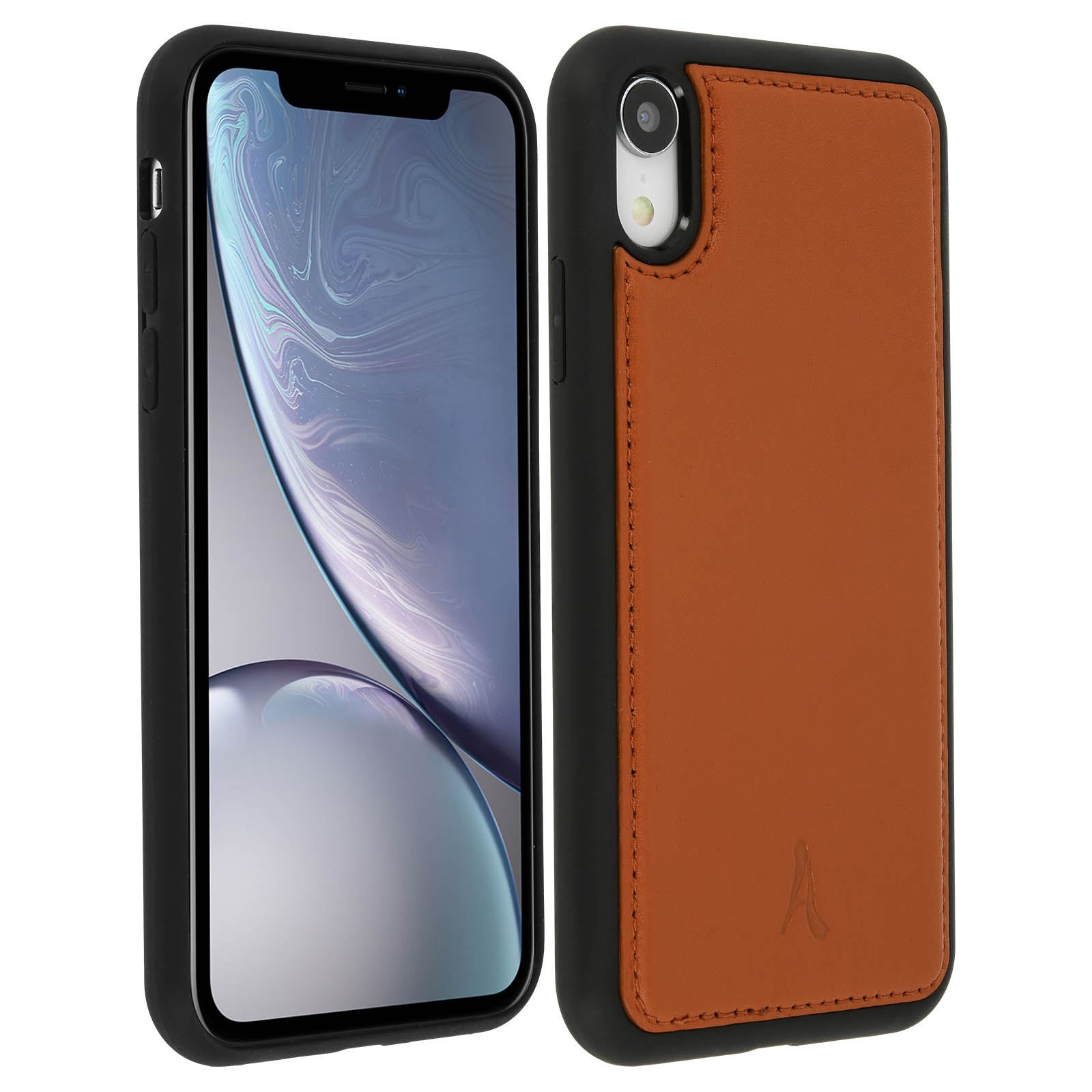 Un iPhone in una custodia nera con retro in pelle marrone. Sfondo bianco.