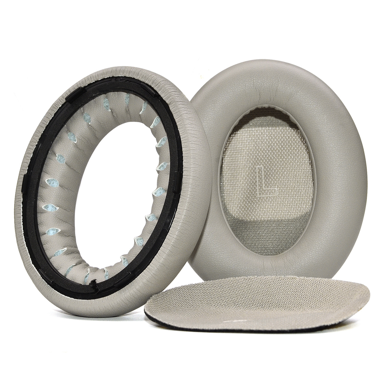 Dwie szare nauszniki, jedna z literą 'L'. Również mała, szara, okrągła siatka.