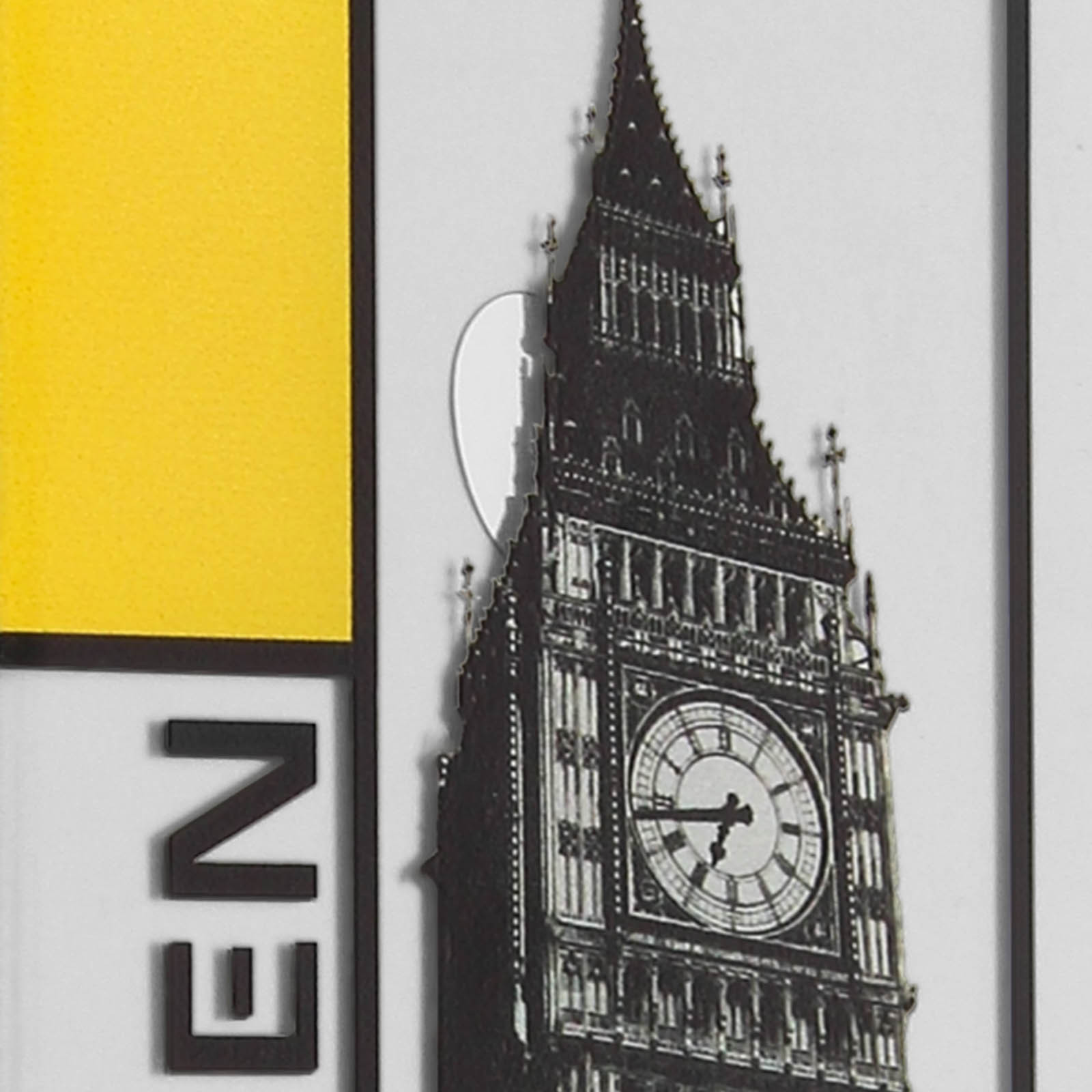 Immagine della torre dell'orologio del Big Ben con bordo giallo e bianco e la parola GEN a sinistra.