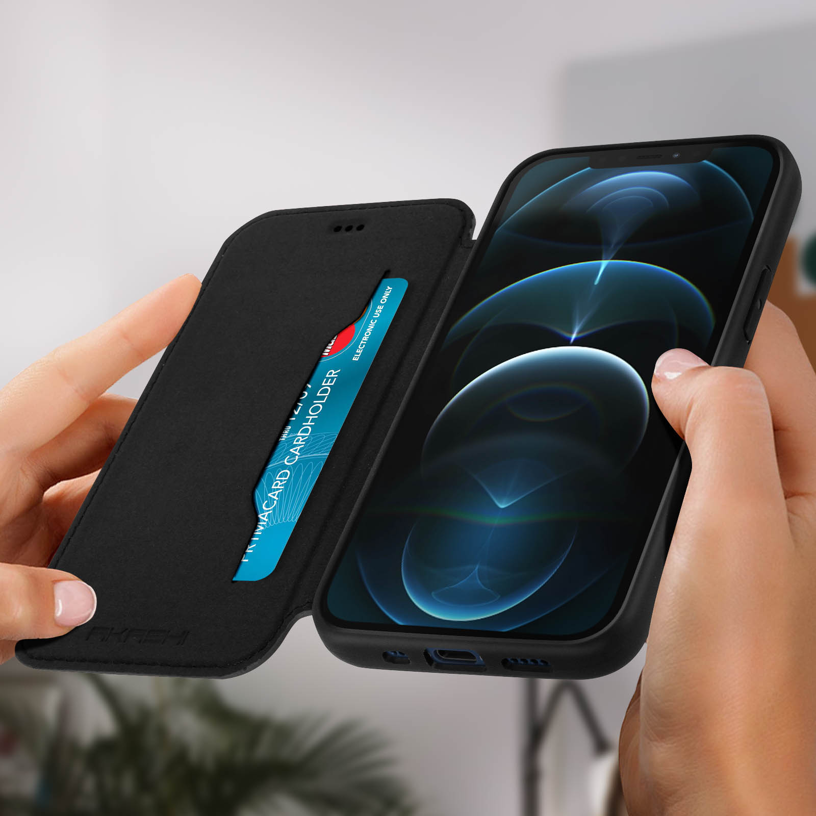 Mani di donna che tengono un iPhone in una custodia nera che si apre per rivelare uno slot per schede.