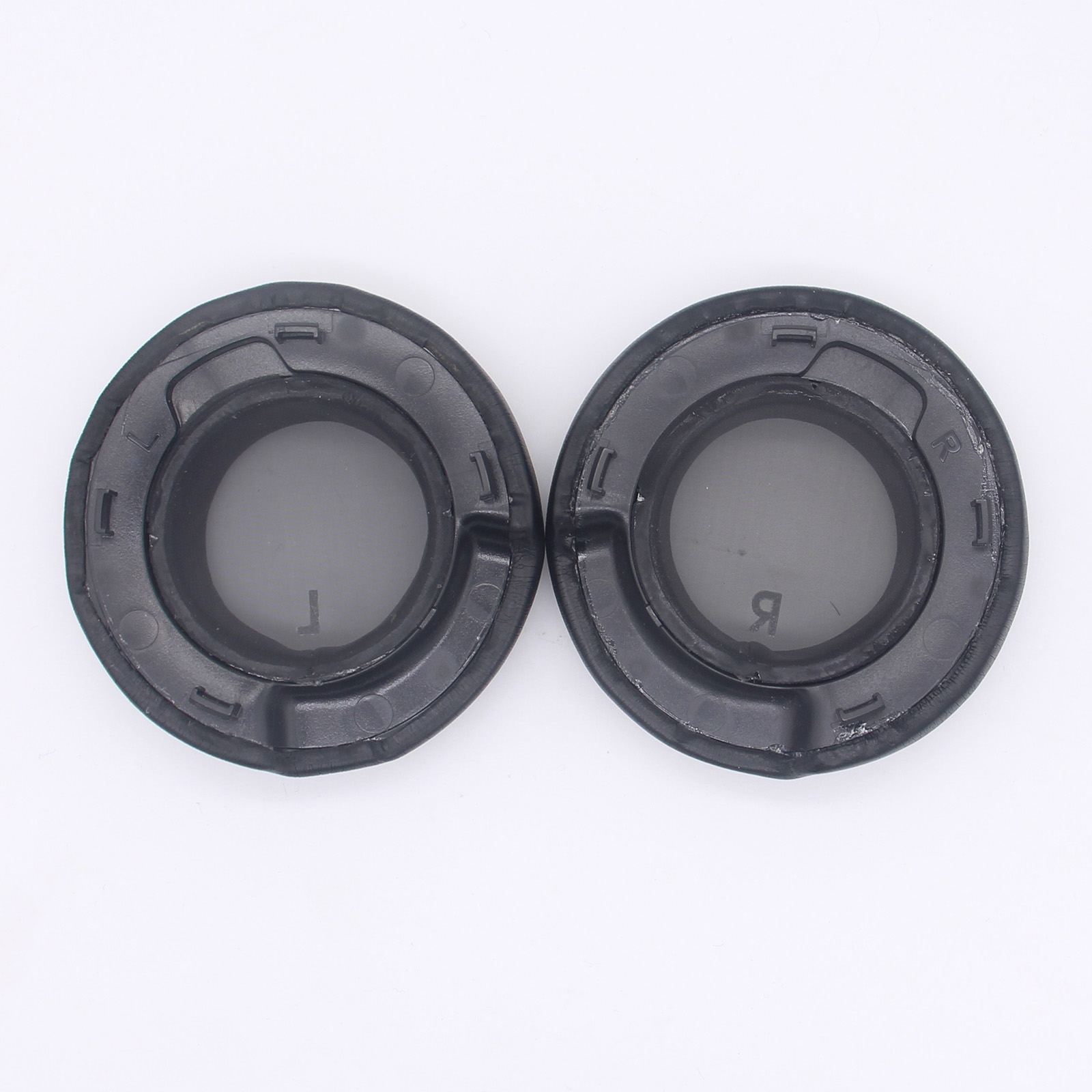 Dwie czarne poduszki do słuchawek. Obie mają okrągły kształt z centralnym otworem.