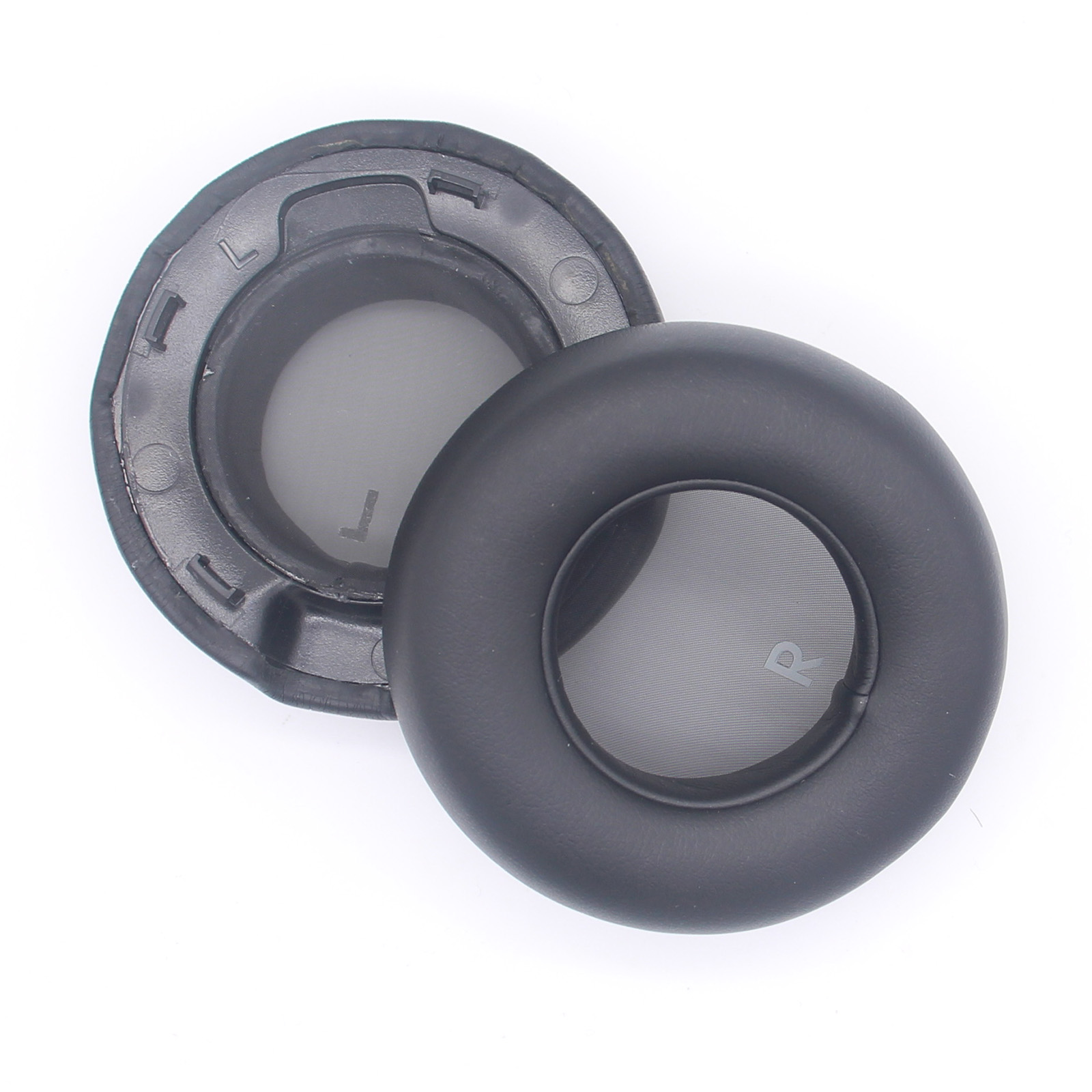 Nauszniki do słuchawek, jeden zdemontowany. Czarne poduszki z miękką siatką i twardą plastikową ramką.