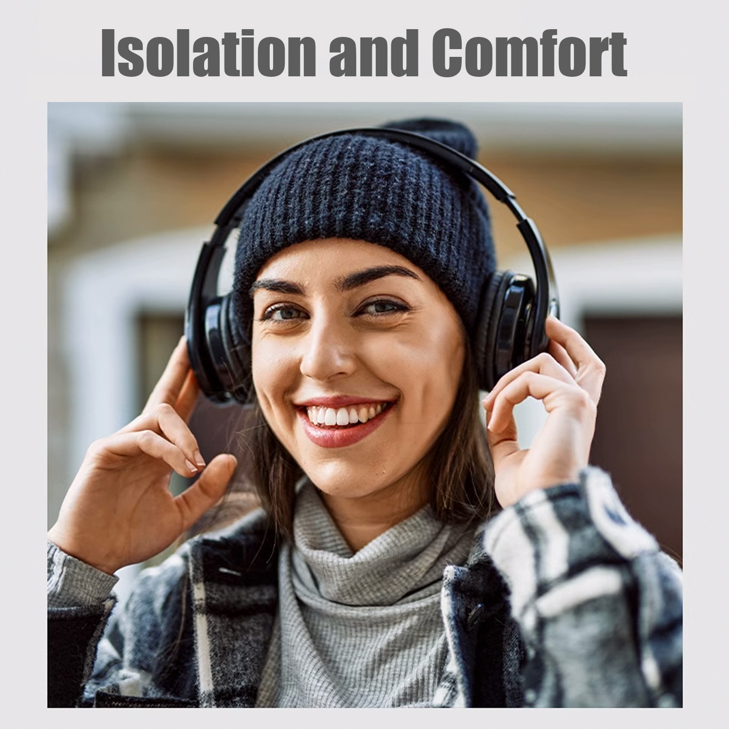 Kobieta w czapce i słuchawkach uśmiecha się.