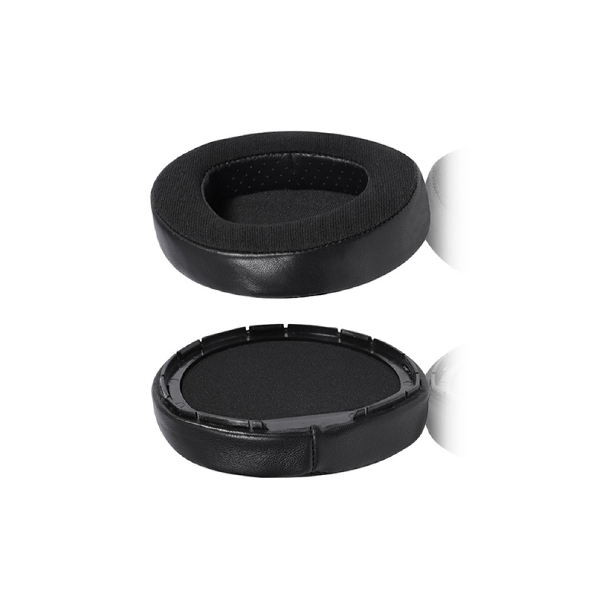 Dwie nauszniki do słuchawek. Czarne poduszki, jedna z siateczkowym wnętrzem, a druga pokazująca ramkę.