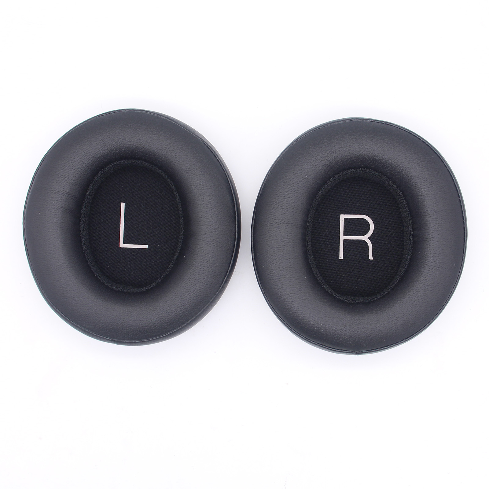 Dwie czarne poduszki nauszne do słuchawek z literami L i R.