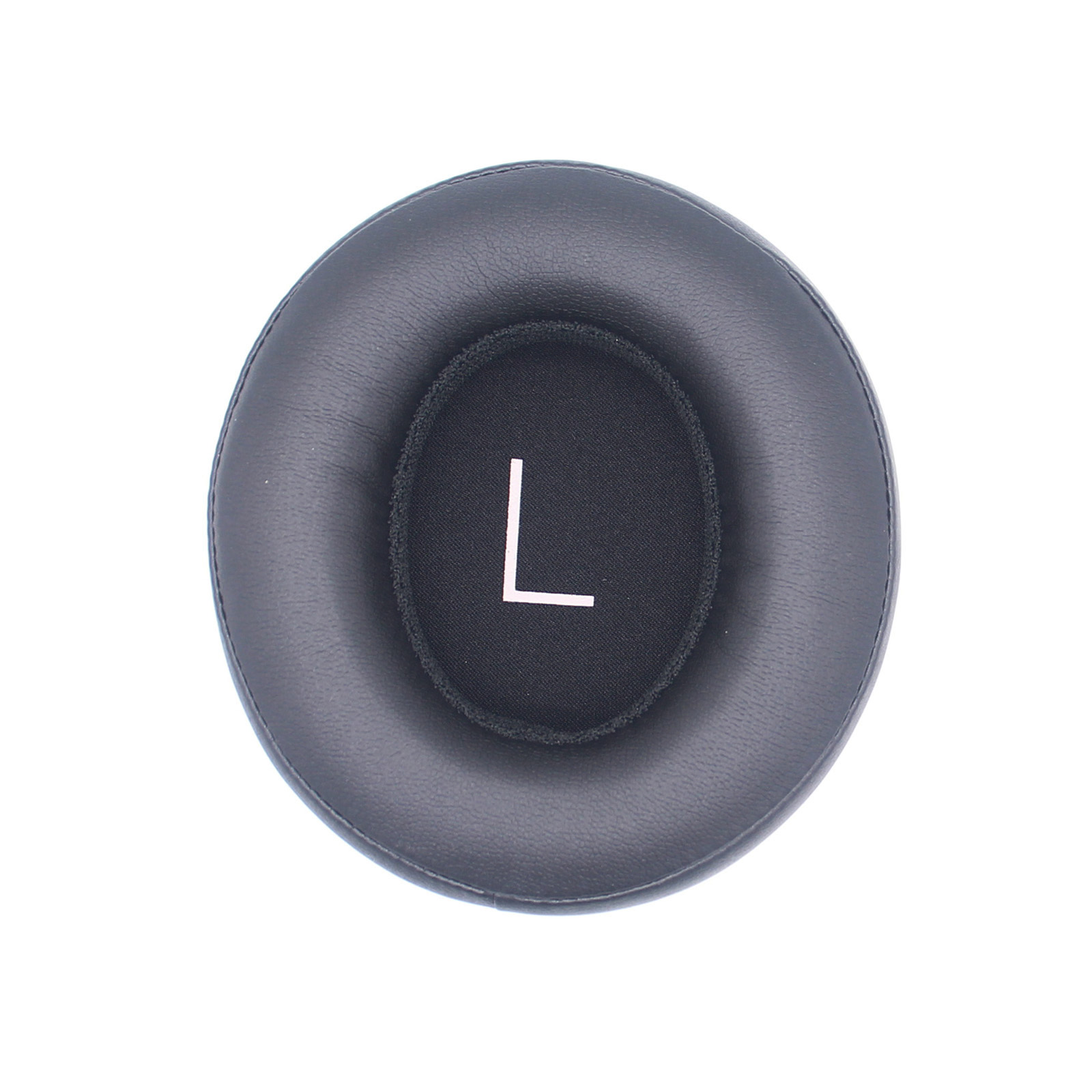 Jedna czarna poduszka nauszna słuchawek. Litera 'L' jest widoczna na poduszce w kolorze białym.