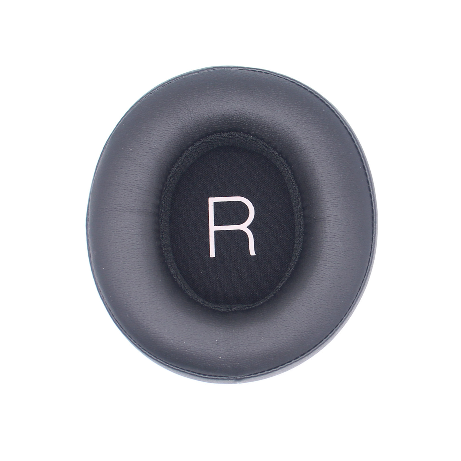 Czarna poduszka na ucho z literą 'R' w kolorze białym. Białe tło.