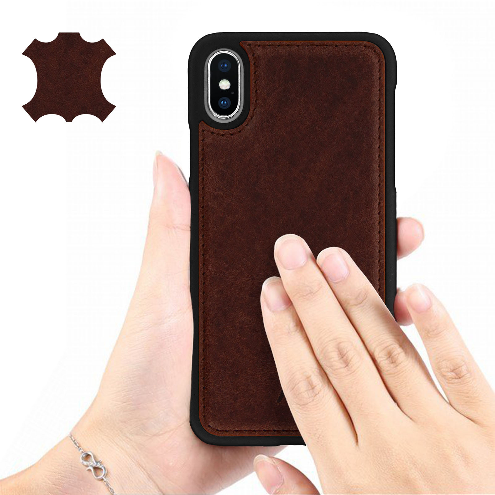 Mani che tengono una custodia per telefono in pelle marrone con bordo nero.