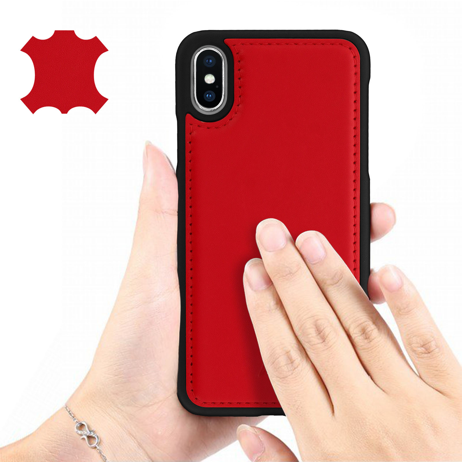 Mani che tengono una custodia per telefono rossa con bordo nero. Sfondo bianco.