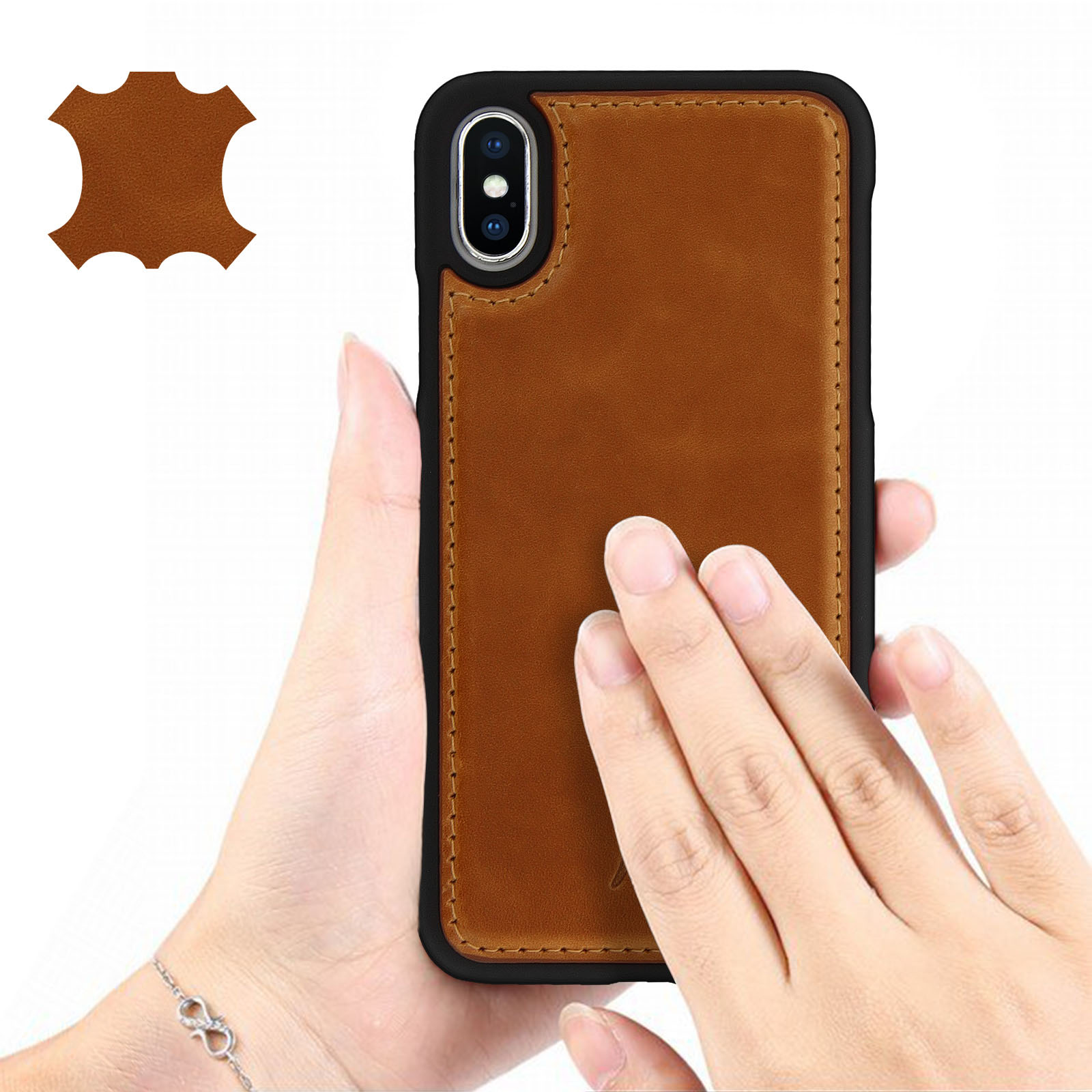 Una mano che tiene una custodia per telefono in pelle marrone con bordo nero e un ritaglio per la fotocamera.