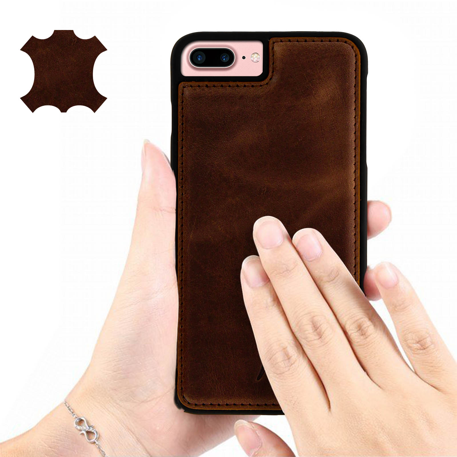 Una persona che tiene una custodia per telefono in pelle marrone, mostrando il design e la trama della custodia.