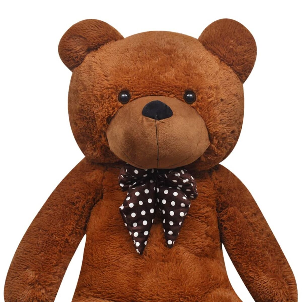 Ein brauner Teddybär mit einer Schleife mit weißen Punkten. Er ist vor einem weißen Hintergrund platziert.