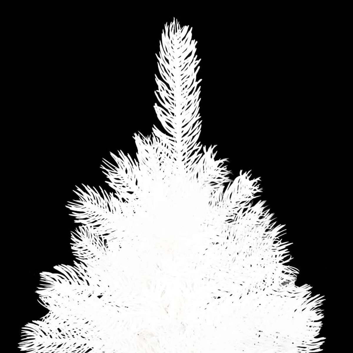 Weißer Weihnachtsbaum vor schwarzem Hintergrund, Nahaufnahme.