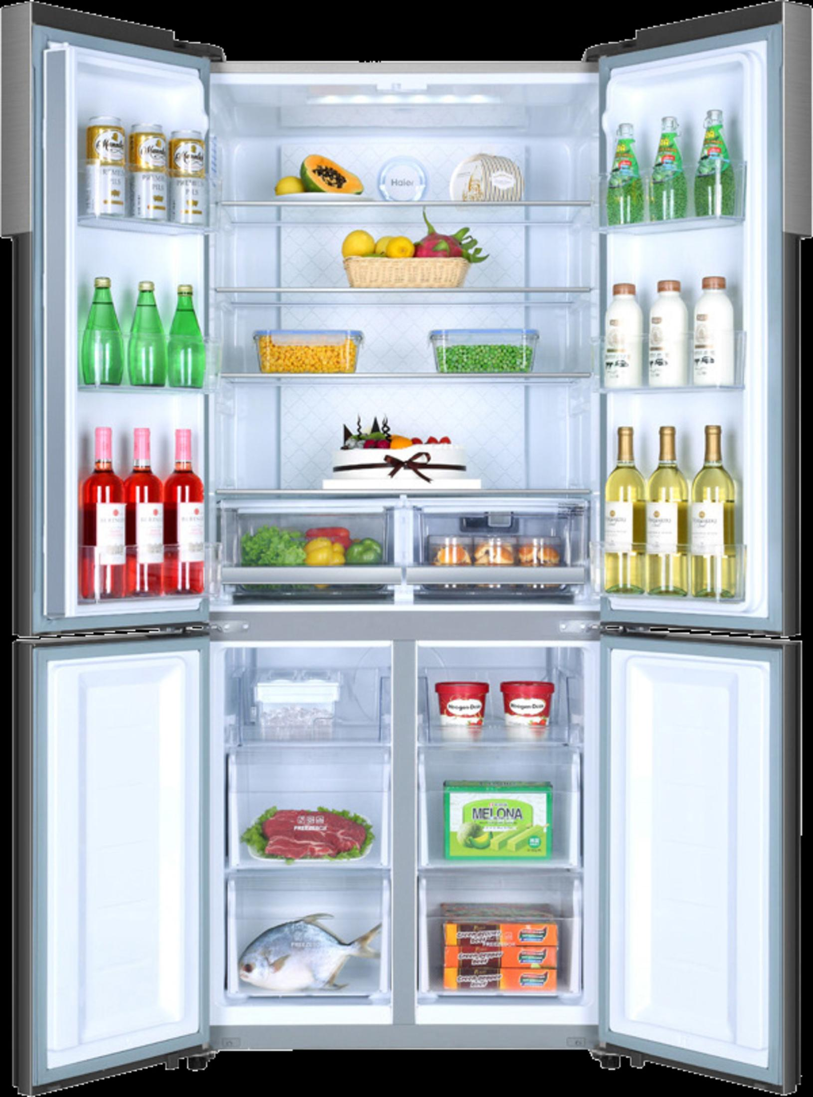 Offener Kühlschrank mit Lebensmitteln und Getränken. Früchte, Kuchen und Wein sind sichtbar.
