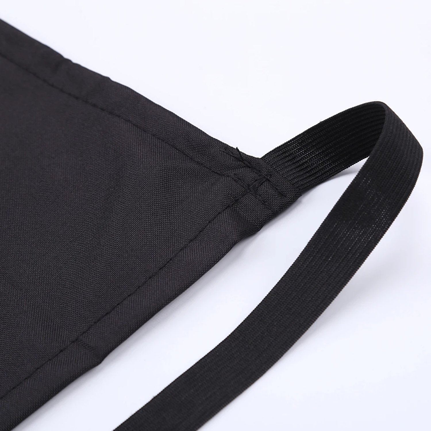 Nahaufnahme eines schwarzen Stoffes mit einem elastischen Riemen, wahrscheinlich Teil eines Kleidungsstücks.