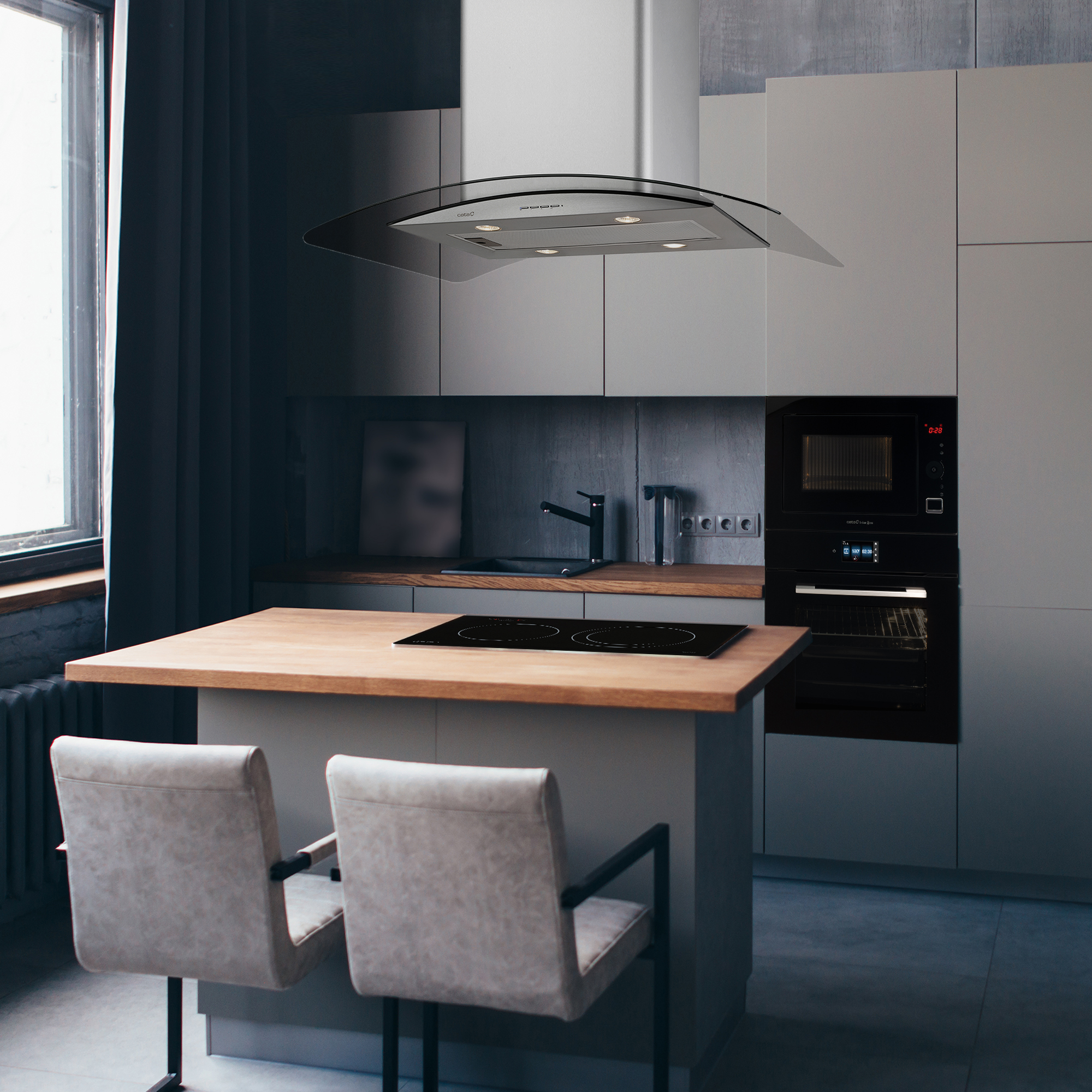 Cucina moderna con isola e cappa aspirante. Gli elettrodomestici includono un forno a incasso.