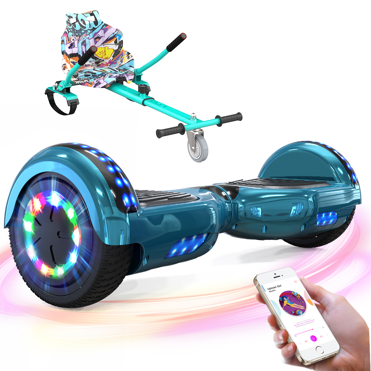 Un hoverboard azul y un kart, con una mano sosteniendo un smartphone reproduciendo música, sobre fondo blanco.